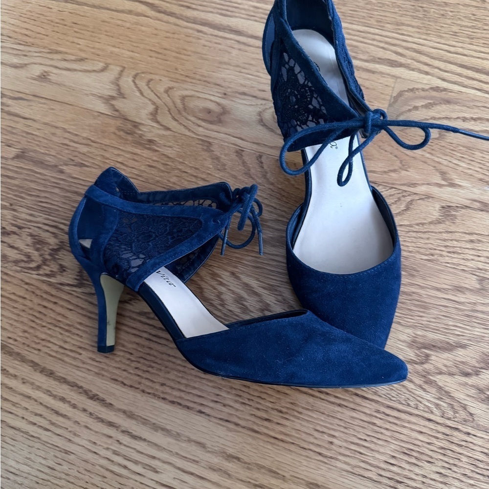 Elegant Navy Lace-Up Heels Bella Vita size 8.5
